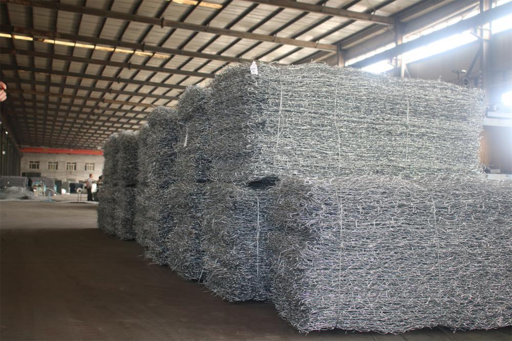 Hexagonal wire mesh stone wall gabion box