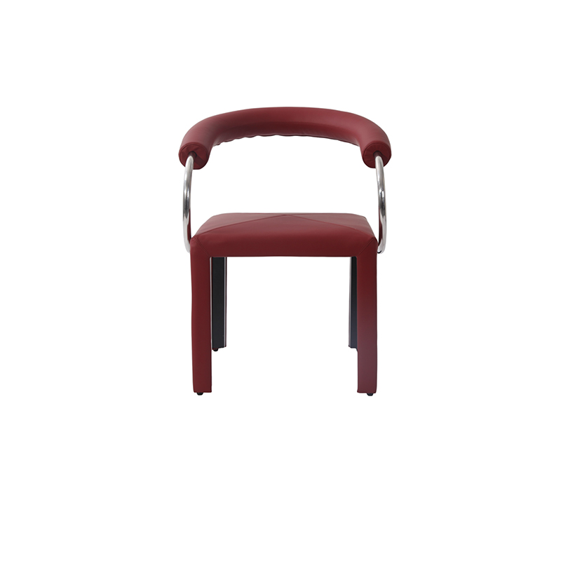 كرسي صالة جلدي في أركاديا صممه باولو بيفا