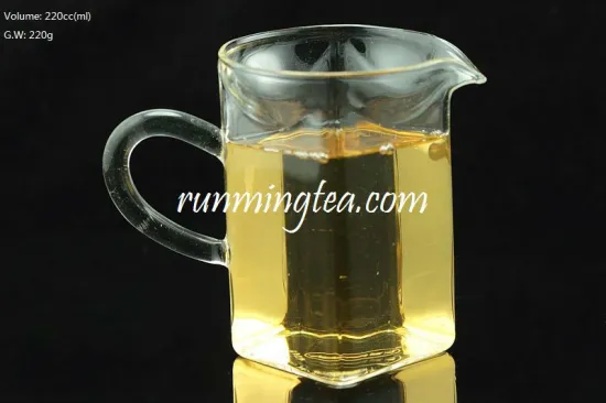 220CC Borociliate Glass Four-size Straight Pitcher-Displaying super clear tea liquid