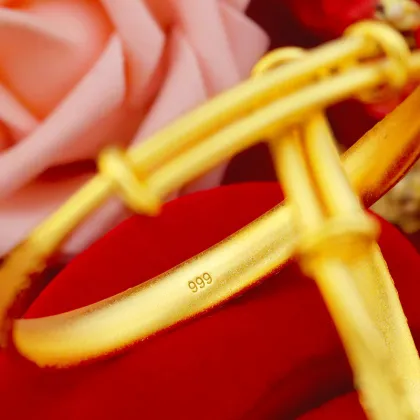 Antique Gold Lace Bracelet by Yue Nansha: Network Red Gold Version Fashion Jewelry with Sandblasting and Copper Alloy