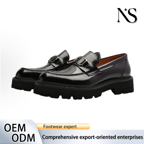 Mocassins de sola grossa com fivela de couro envernizado preto