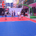 PP entrelazando los azulejos de la cancha de baloncesto de la cancha de baloncesto