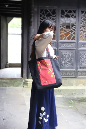 Shi Shi Ru Yi Shoulder Bag: Your Stylish Companion