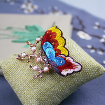 Chinese hand-embroidered butterfly-shaped brooch gift