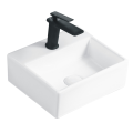 Fregadero de recipiente blanco con agujero de grifo para el baño