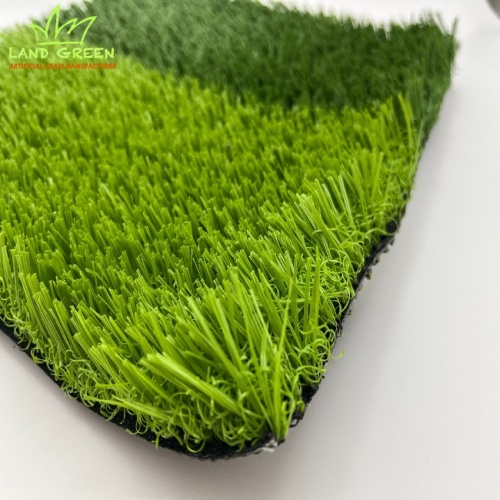 Ненаполненный пластиковый газон из искусственной травы для ландшафтного дизайна с видом на сад