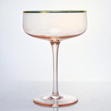 Verre de soucoupe à la main à la main avec jante en or