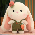 Jouet en peluche de lapin aux fraises