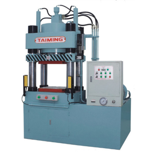 שימוש תעשייתי במכבש הידראולי בעל קיבולת גבוהה של ארבעה עמודים