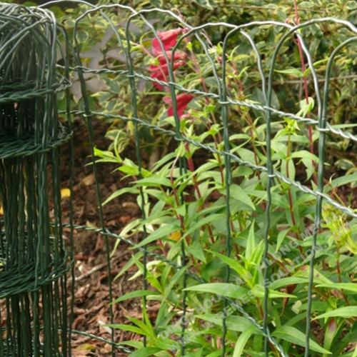 Valla de jardín recubierta de PVC verde con ribete de césped