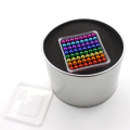 Kleurrijke magneetballen met blikken doos