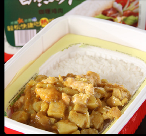 Comida rápida al curry de pollo con autocalentamiento de arroz