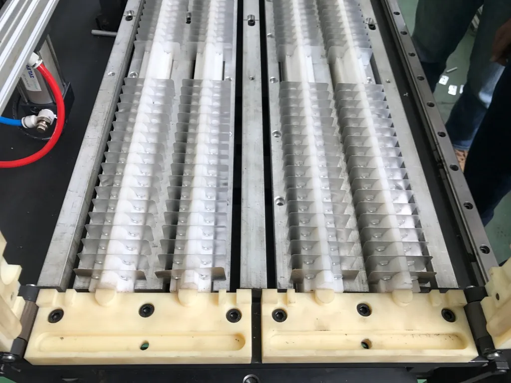 Аутоматска машина за уметање пераја азијског типа Нофрост испаривача