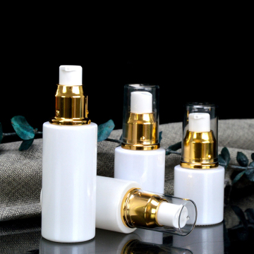 Botella de spray de vidrio de hombro plano blanco perla con tapa de bomba de oro