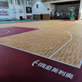 Un piso de baloncesto interior de vinilo con apariencia de madera real