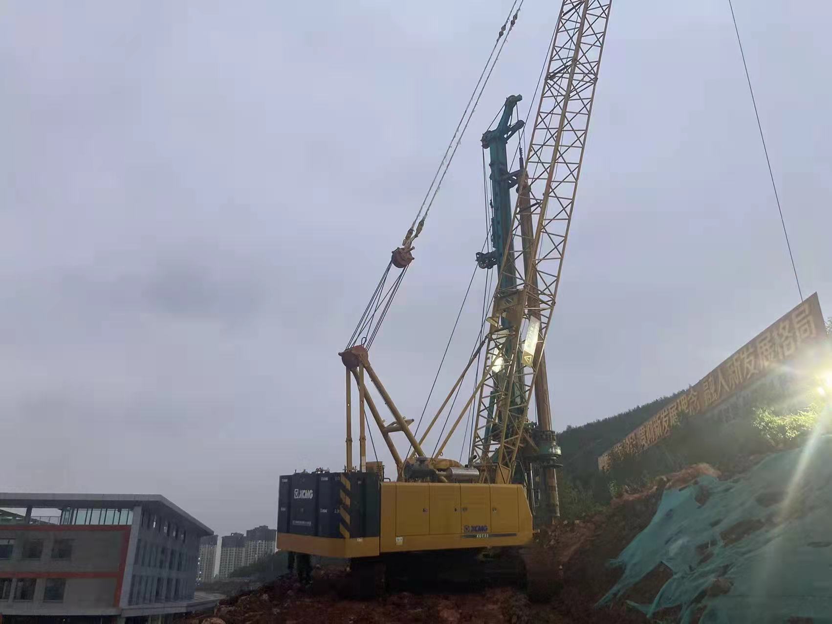 used crawler crane moving on site-xgc55