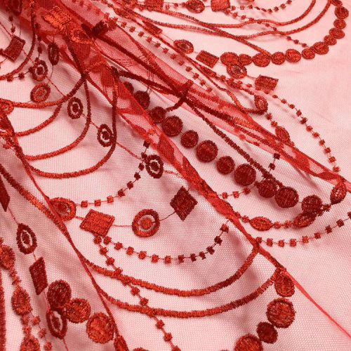 Płaskie koronkowe hafty w czerwone cekiny