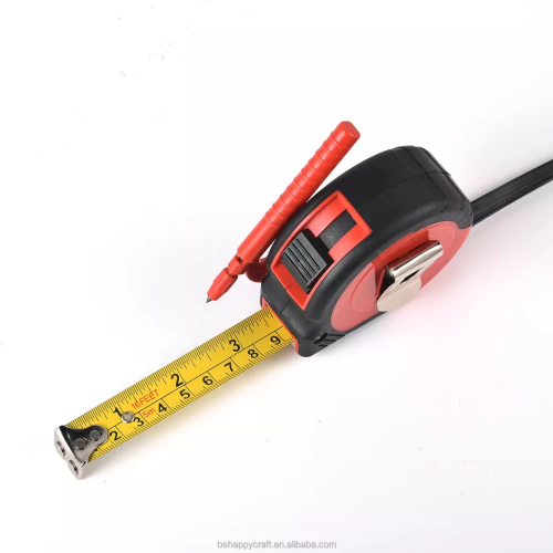 Ukuran pita getah pintar dan baru dengan pensil untuk mengukur kayu