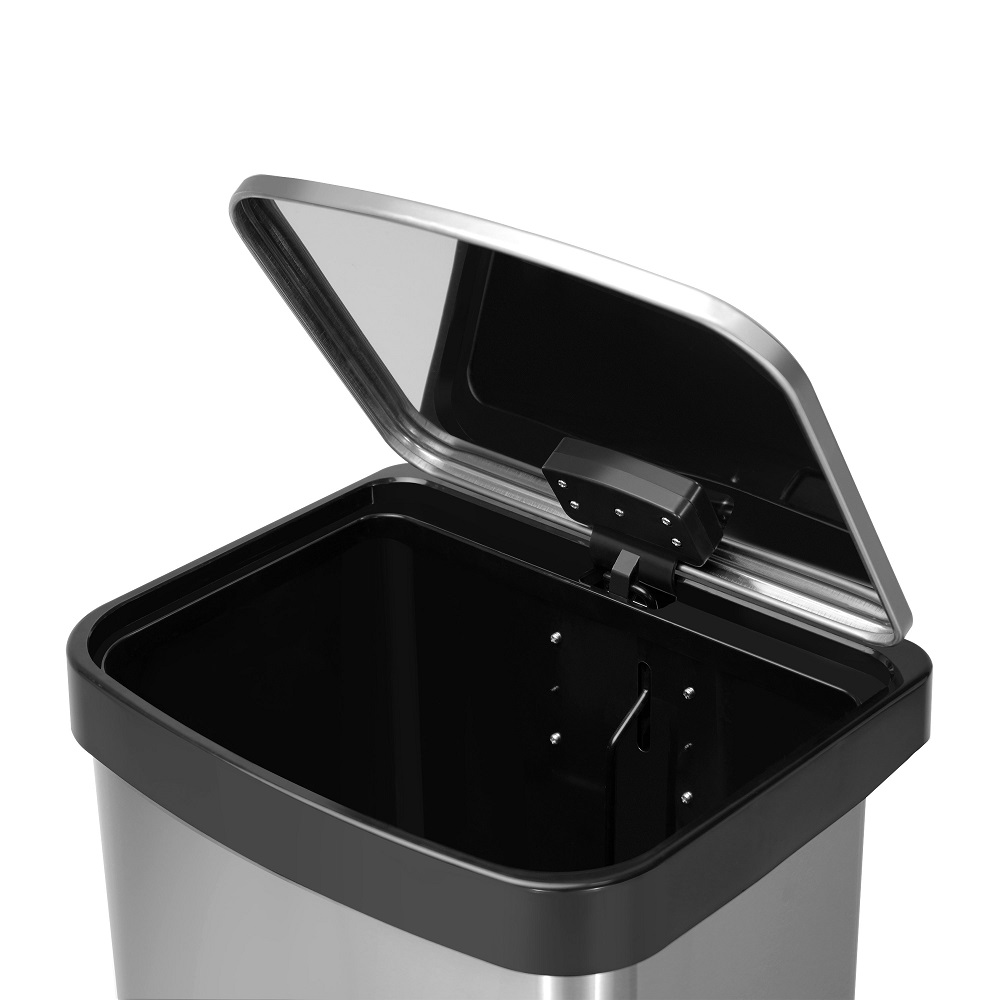 Trash Can With Lid