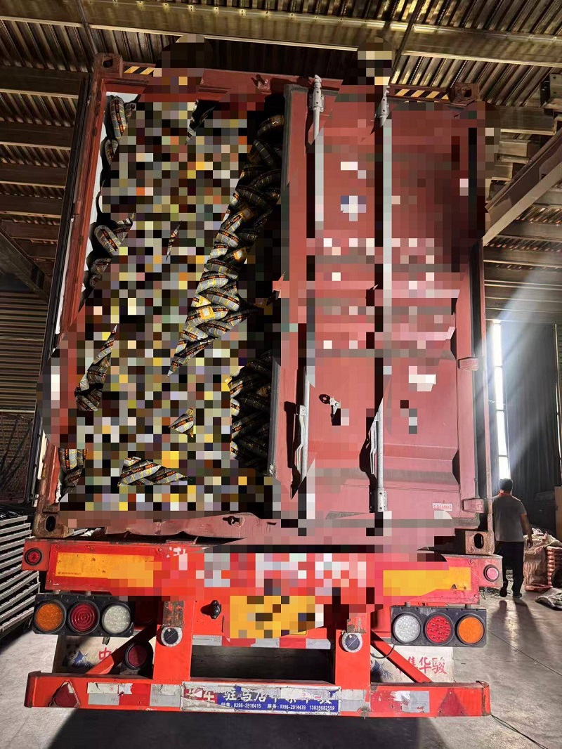 Ruisilaifu Motorcycle Tires Set Sail for South Africa! Two Containers Shipped Simultaneously, Showcasing New Heights of "Made in China"