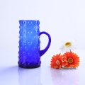 Met de hand gemaakte kan van blauw waterglas