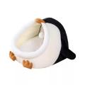 Casa de gatos de pelúcia de pinguim com bola de gatinho