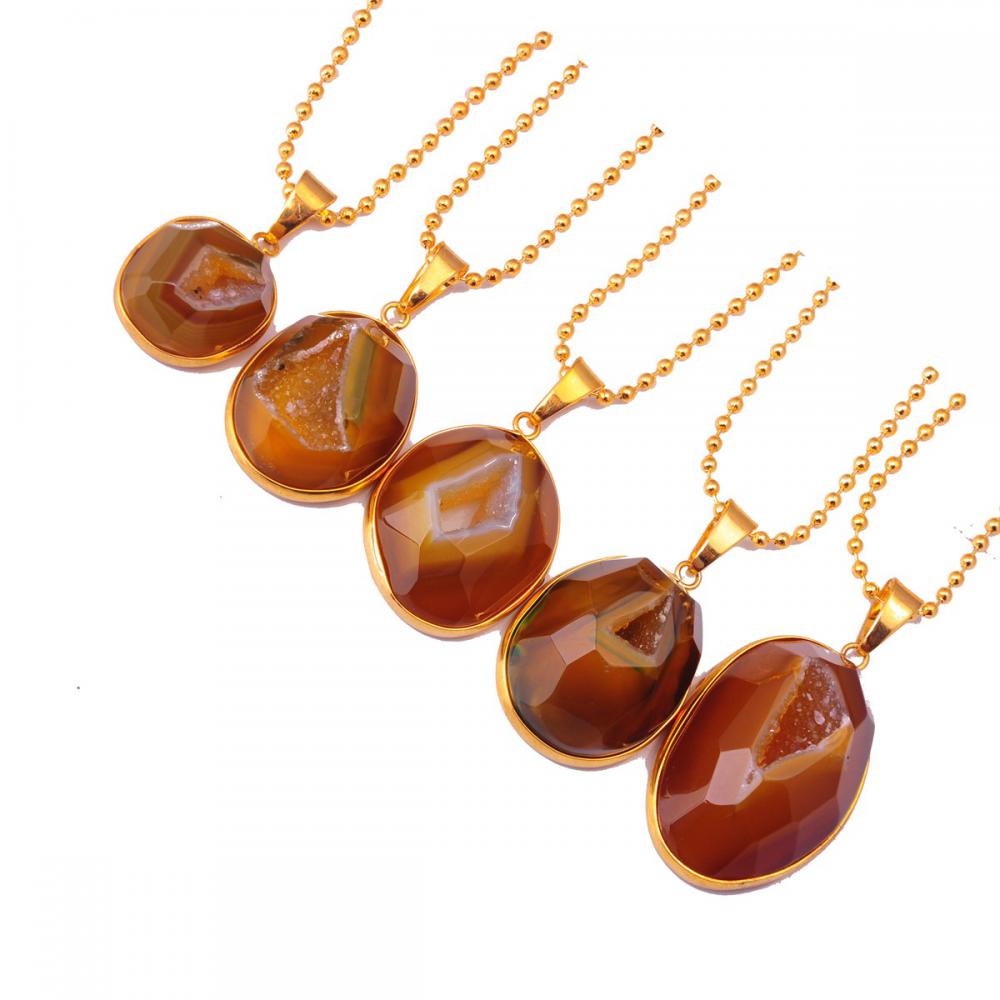 Collier de pierres semi-précieuses en agate avec pendentif