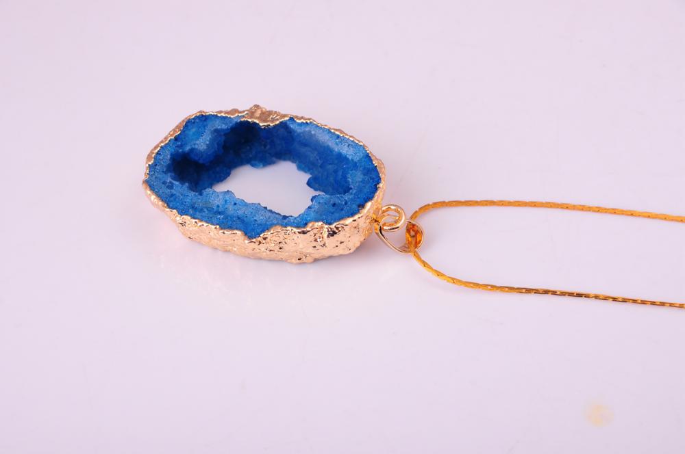 Collier avec pendentif en cristal bleu plaqué or 18 carats