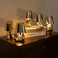 Moderna luz nocturna de carga USB con características de control táctil