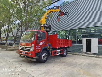 4 Tons SINOTRUK Wood Grabber Truck