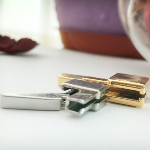 Zipper pin box for Separating Zippers