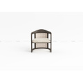 Silla de brazo de madera con ratán hacia atrás