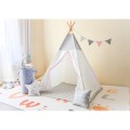 Teepee branco cinzento de crianças com almofadas e cesta