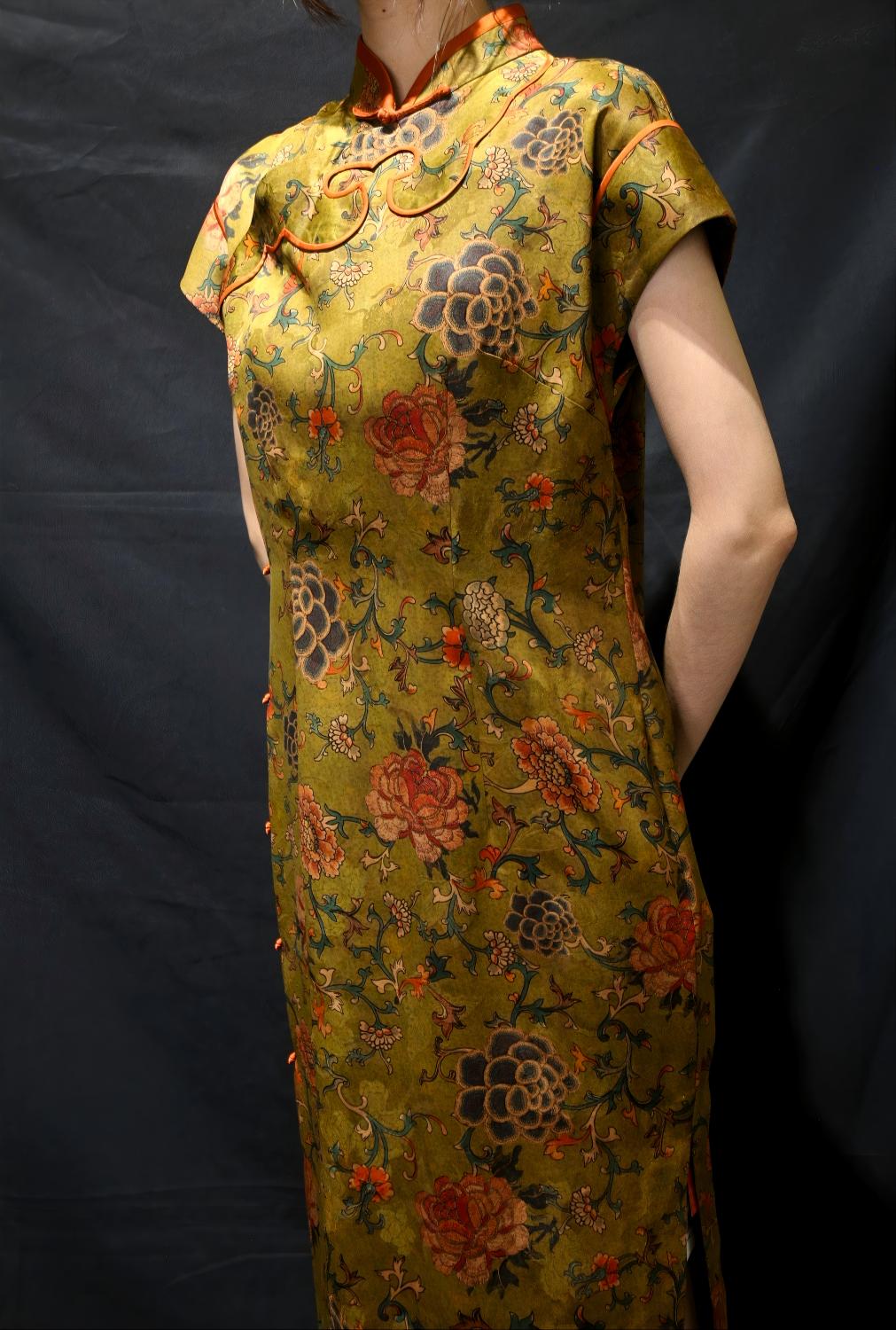 Qipao de manga corta amarillo floral de seda Heritage