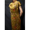 Qipao de manga corta amarillo floral de seda Heritage