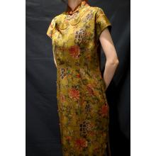 Qipao de manga corta amarillo floral de seda Heritage