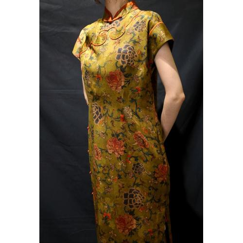 Qipao de manga corta amarillo floral de seda Heritage