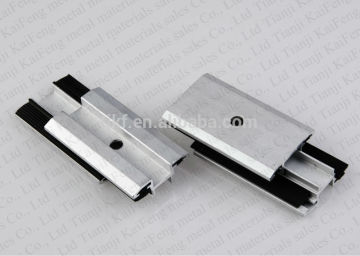 Adjustable thin film pv solar panel clamp