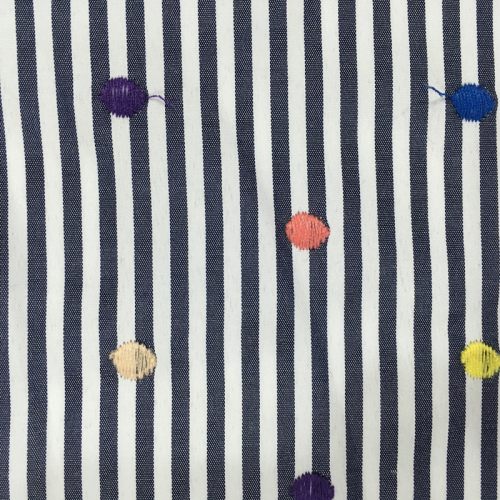 Bordado colorido do projeto do ponto no tecido de algodão poli