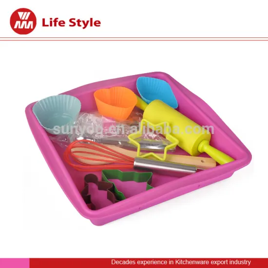 12 pcs Christmas cake bakeware with Christmast tree, Ginger man, star and silicone flour stick