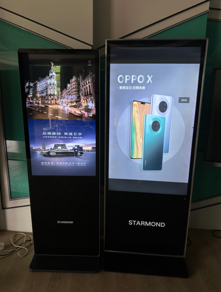 Ultra ince tasarıma ve yüksek parlaklıkta ekrana sahip, metroya hazır ayakta reklam makinesi