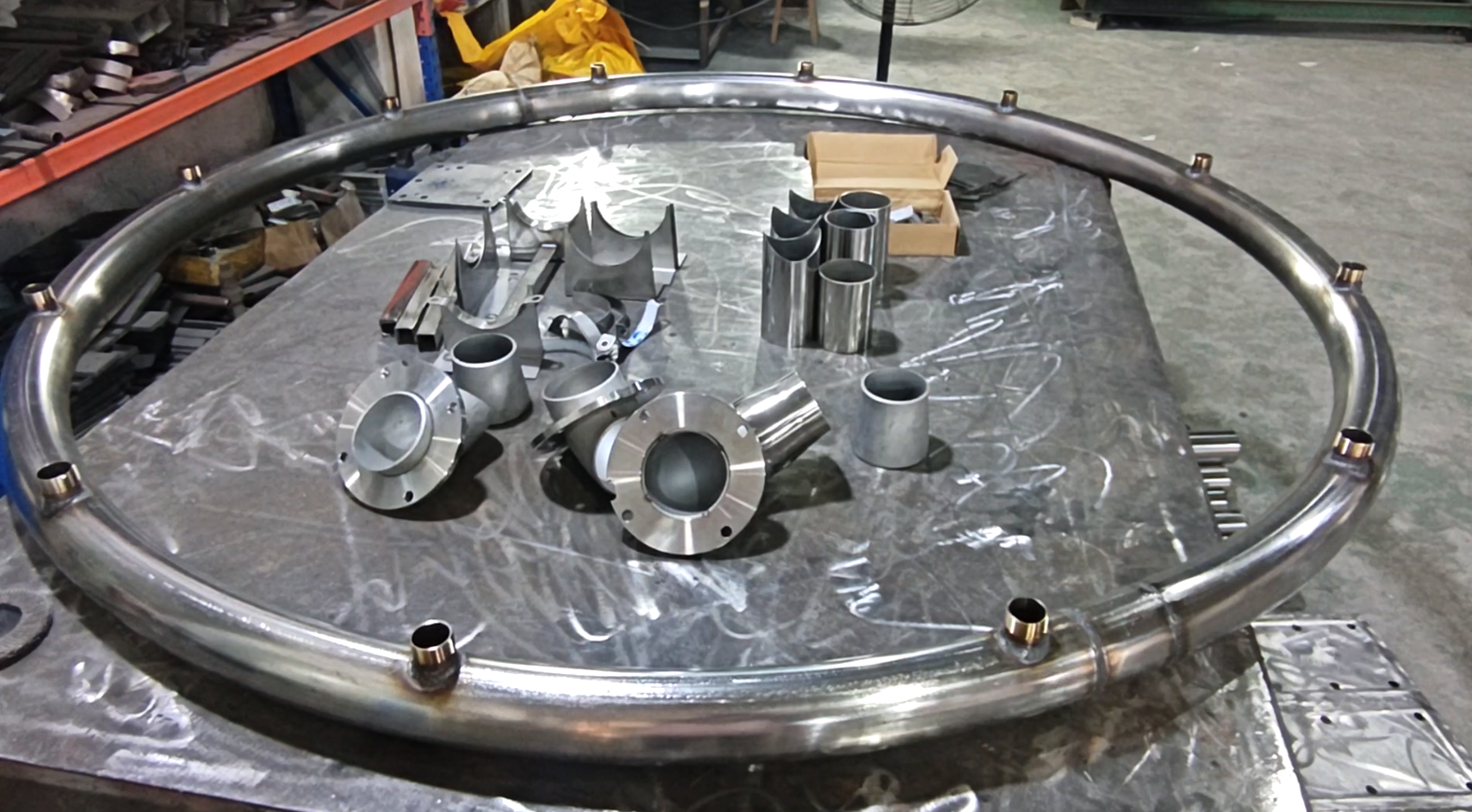 Коргарони мохир, ки кафшери дакикро ичро мекунанд