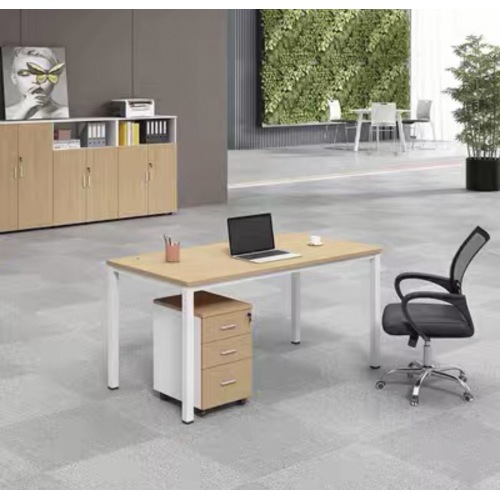 Mesa de escritório para funcionários com estrutura de aço