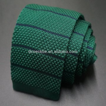 Fasci a strisce verde cravatta in maglia trasparente