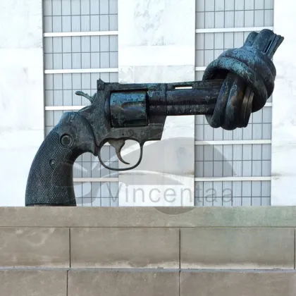 Famous Design Metal Craft Replication Bronze Knotted Gun Sculpture