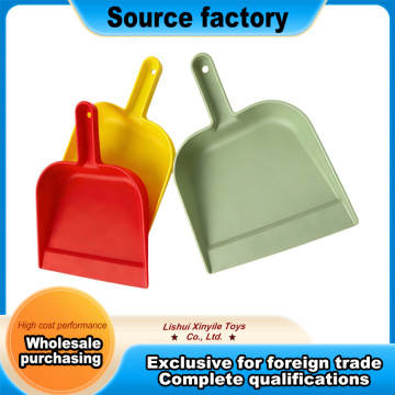 Anak-anak Berpura-pura Bermain Aksesori Pengki Pembersih