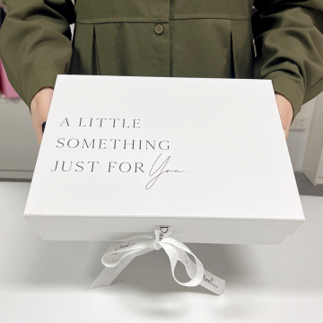 Custom White Magnetic Folding Gift Boxes with Logo Ribbon for Clothing Packaging
