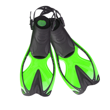 Crianças treinando barbatanas de mergulho para snorkeling e natação