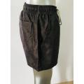 Herenstrandshort met bruine kleine lettertjes