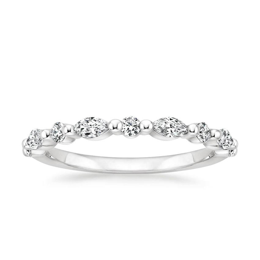 Side profile ng curved diamond band na nagpapakita ng secure na metalwork na may hawak na marquise tip